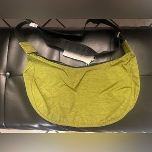 ⭐️NWT Baggu medium crescent bag- Avocado
